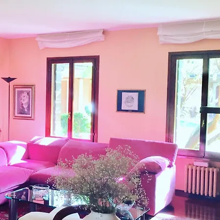 Opera Deluxe Bed & Breakfast