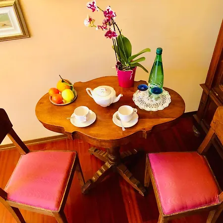 Opera Deluxe Bed & Breakfast 4*