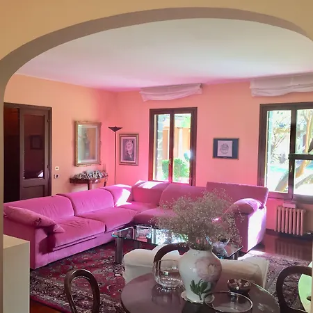 Opera Deluxe Bed & Breakfast 4*