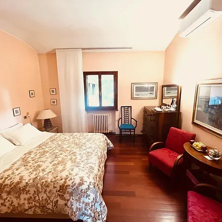 Opera Deluxe Bed and Breakfast