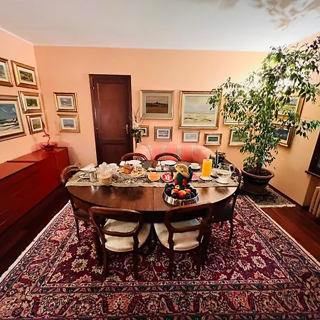 Opera Deluxe Bed and Breakfast 4*