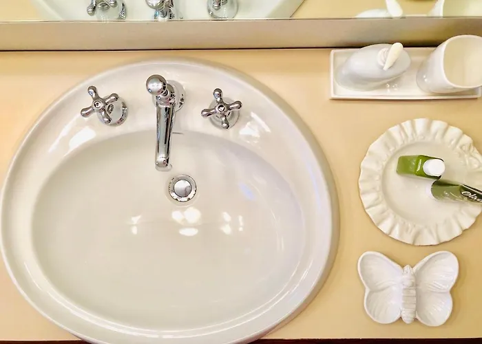 Opera Deluxe Bed & Breakfast 4*